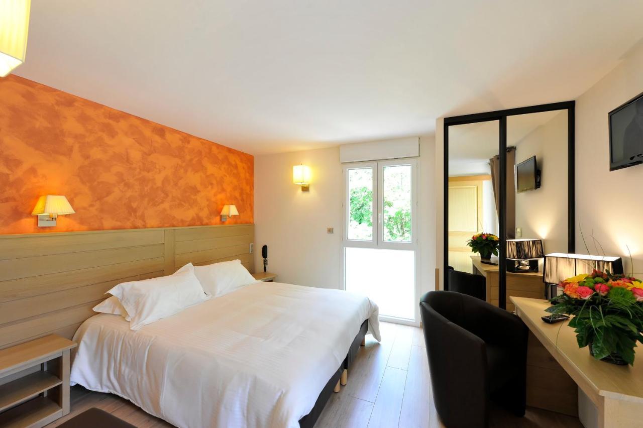 Logis Hotel Restaurant Les 2 Rives - A75, En Bordure De Riviere Banassac ภายนอก รูปภาพ