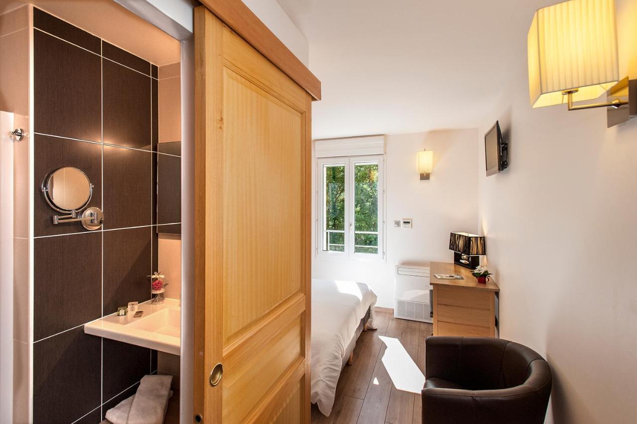 Logis Hotel Restaurant Les 2 Rives - A75, En Bordure De Riviere Banassac ภายนอก รูปภาพ