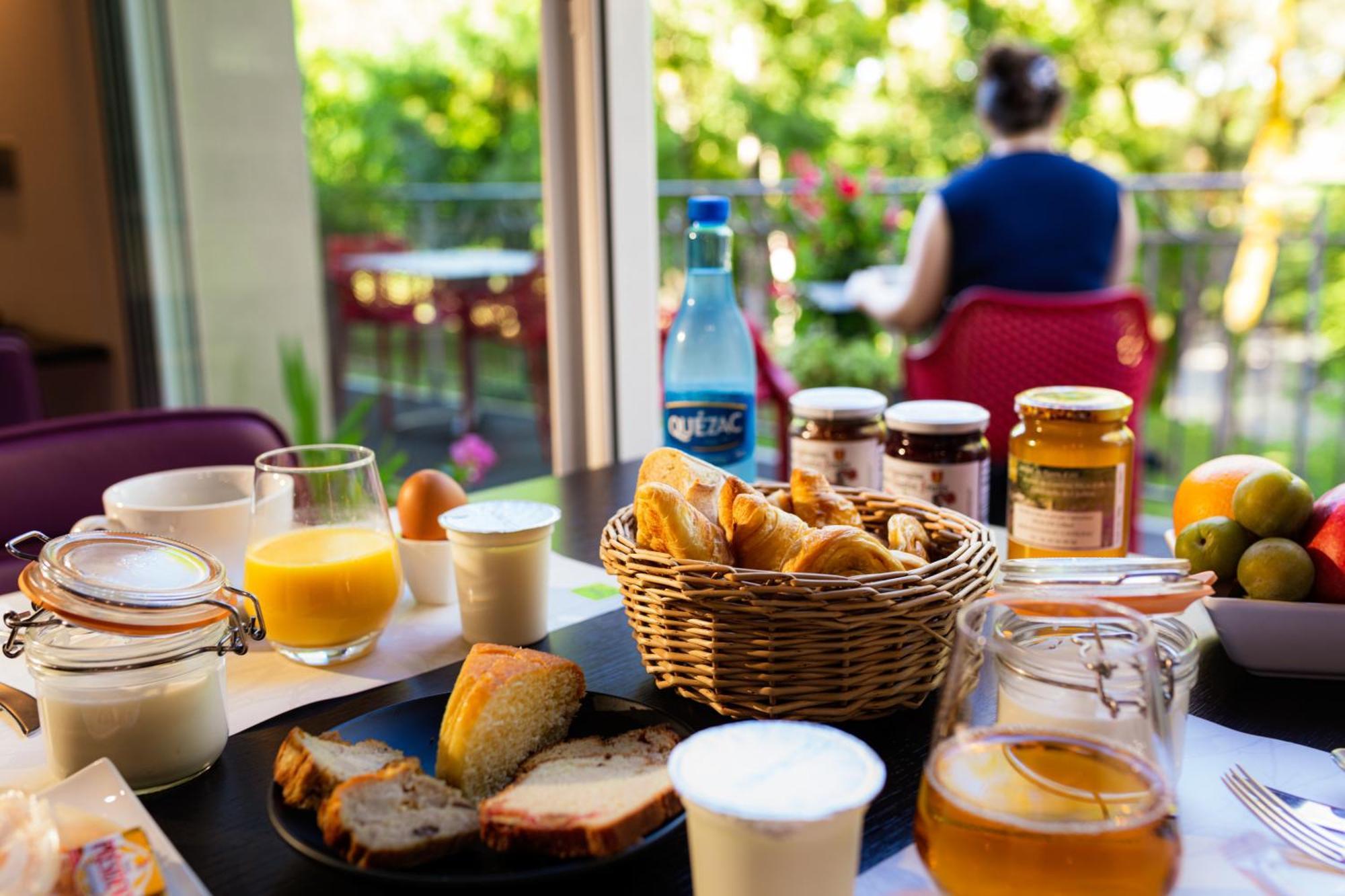 Logis Hotel Restaurant Les 2 Rives - A75, En Bordure De Riviere Banassac ภายนอก รูปภาพ