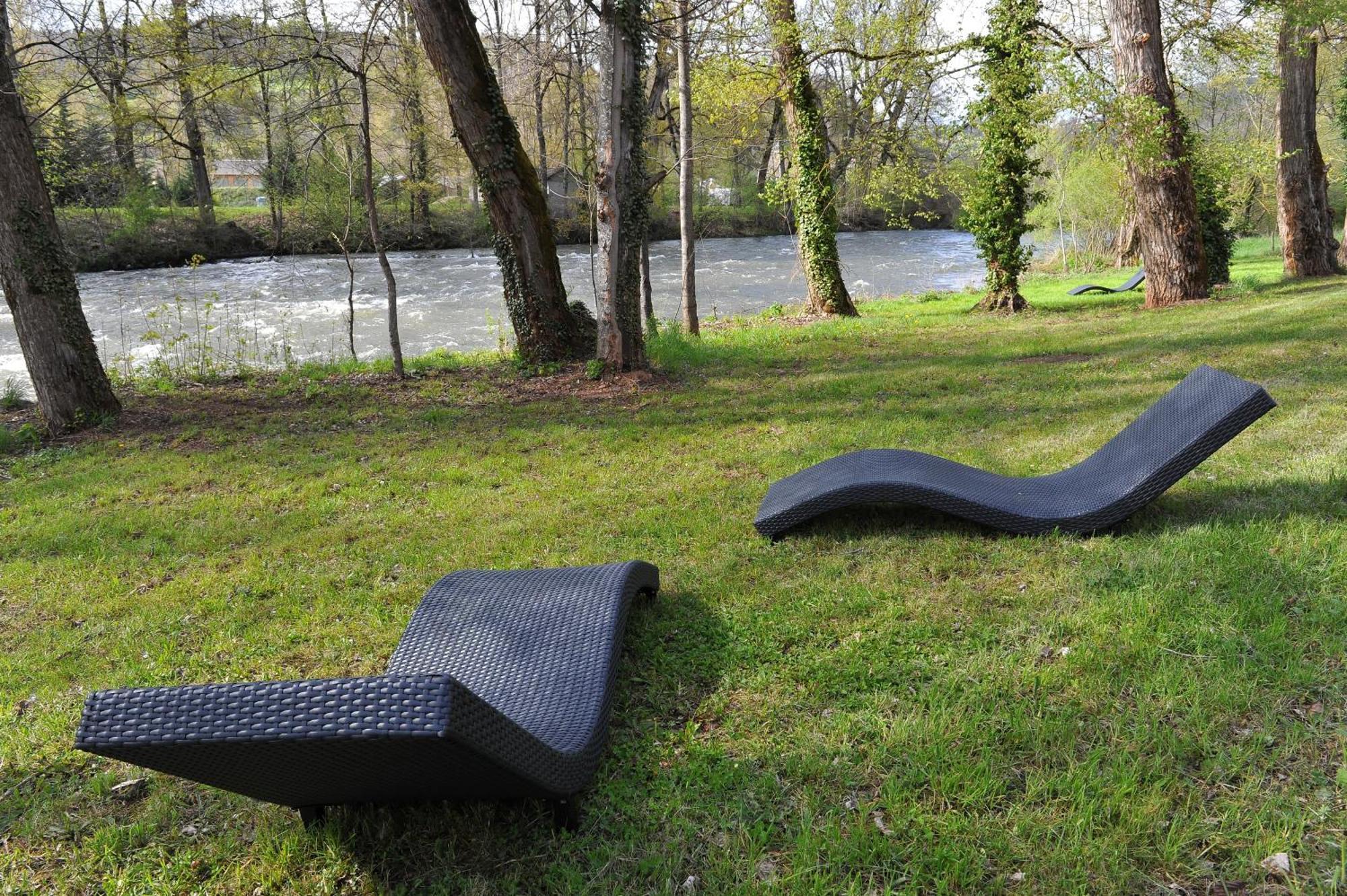 Logis Hotel Restaurant Les 2 Rives - A75, En Bordure De Riviere Banassac ภายนอก รูปภาพ
