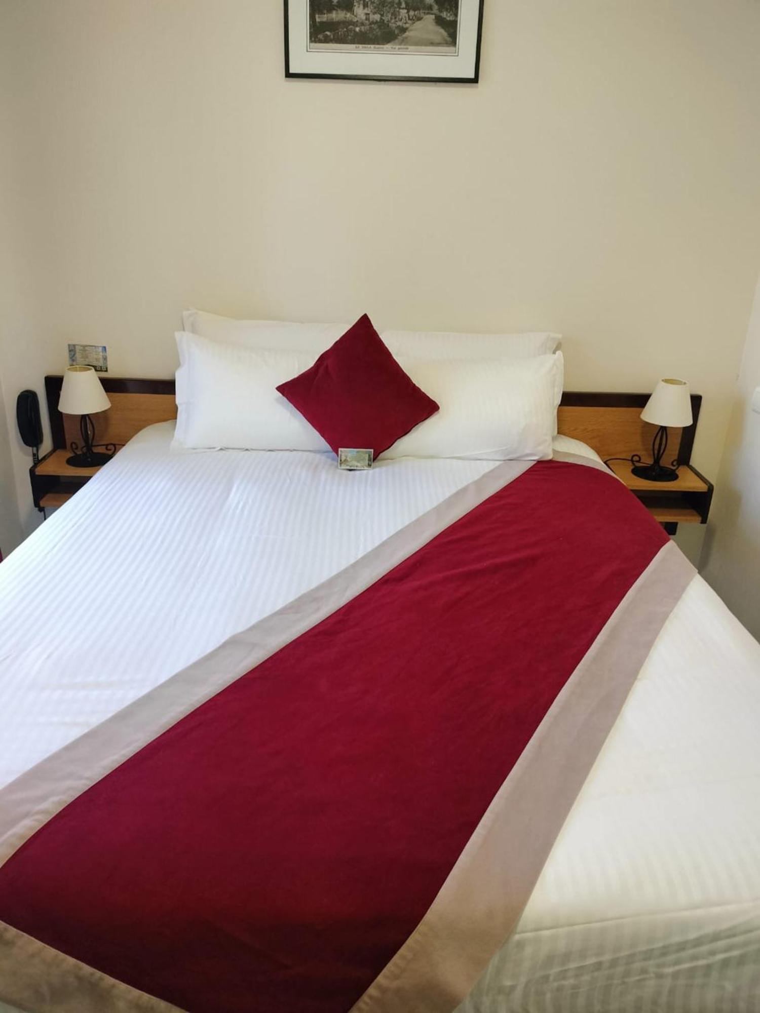 Logis Hotel Restaurant Les 2 Rives - A75, En Bordure De Riviere Banassac ภายนอก รูปภาพ