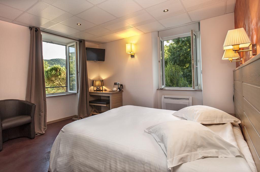 Logis Hotel Restaurant Les 2 Rives - A75, En Bordure De Riviere Banassac ภายนอก รูปภาพ