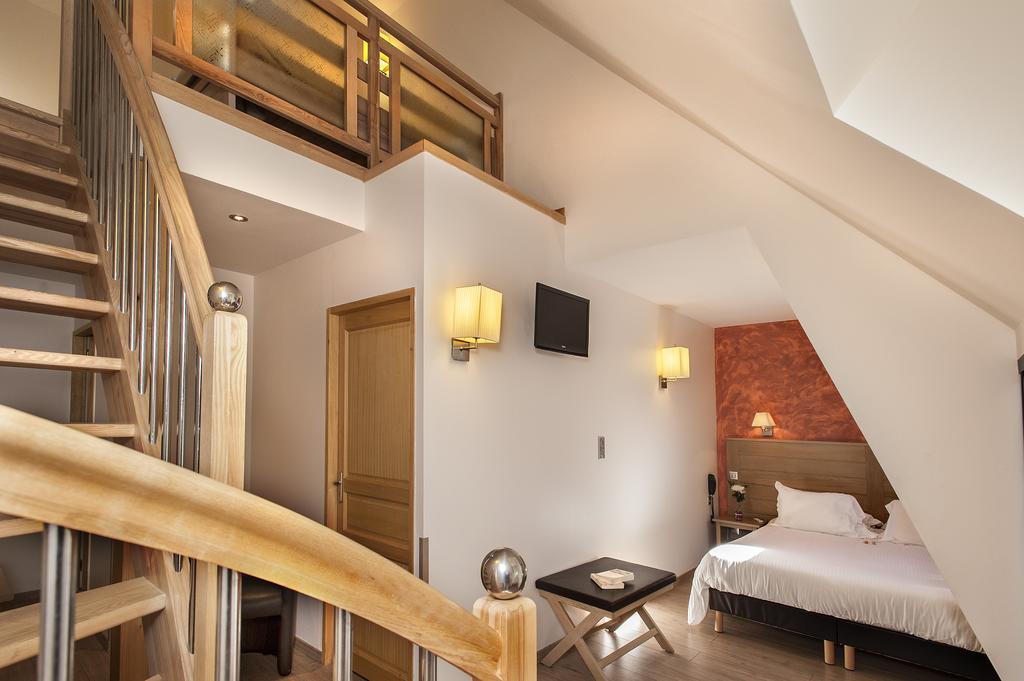 Logis Hotel Restaurant Les 2 Rives - A75, En Bordure De Riviere Banassac ภายนอก รูปภาพ