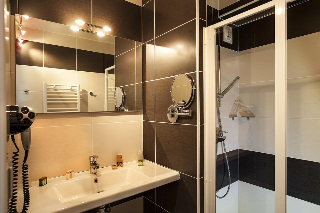Logis Hotel Restaurant Les 2 Rives - A75, En Bordure De Riviere Banassac ภายนอก รูปภาพ