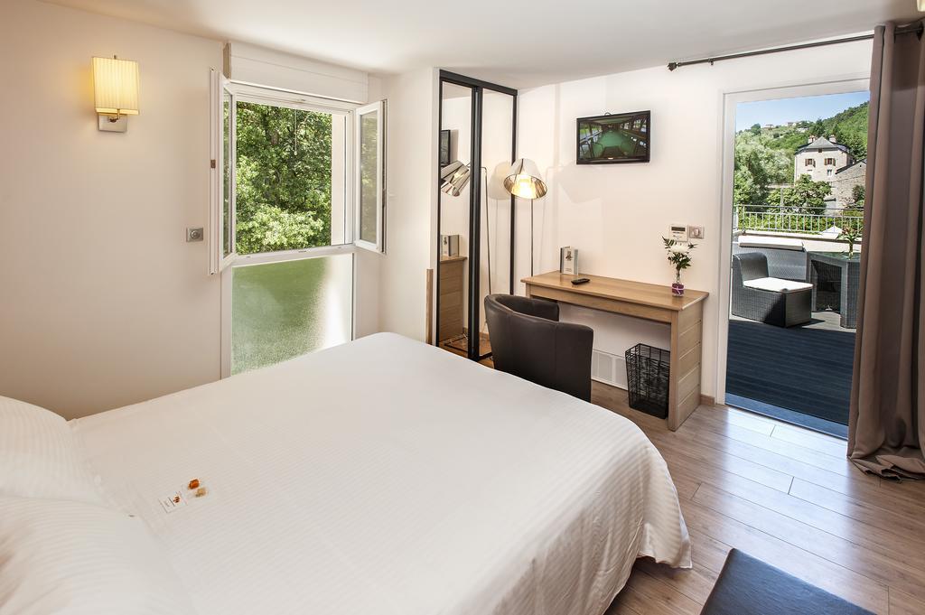 Logis Hotel Restaurant Les 2 Rives - A75, En Bordure De Riviere Banassac ภายนอก รูปภาพ