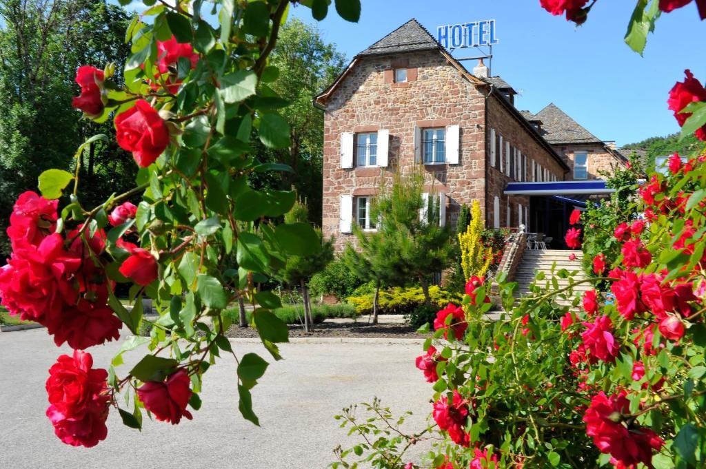 Logis Hotel Restaurant Les 2 Rives - A75, En Bordure De Riviere Banassac ภายนอก รูปภาพ