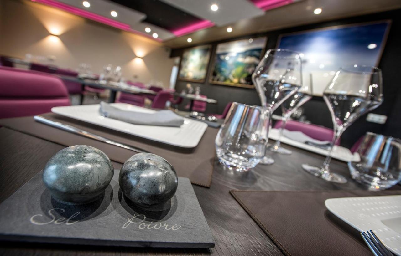 Logis Hotel Restaurant Les 2 Rives - A75, En Bordure De Riviere Banassac ภายนอก รูปภาพ